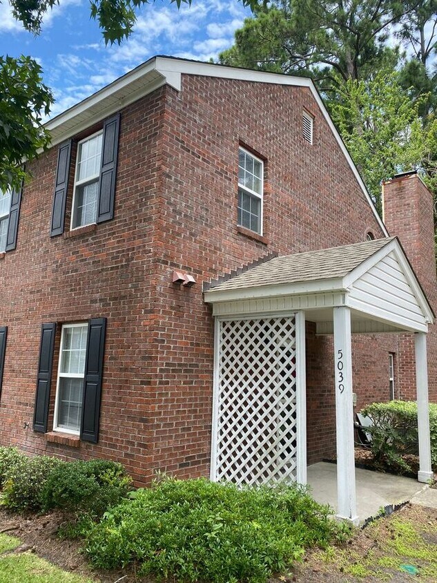 Foto principal - Village Square Off Market St/Kerr Ave 3BR,...