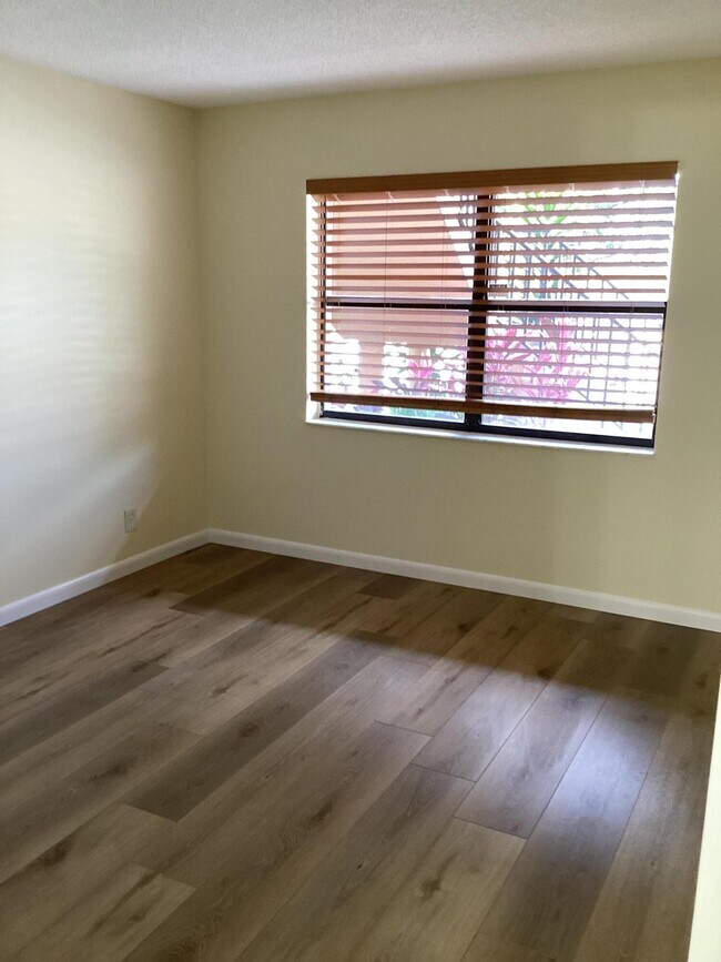 Foto del edificio - 5985 Forest Hill Blvd