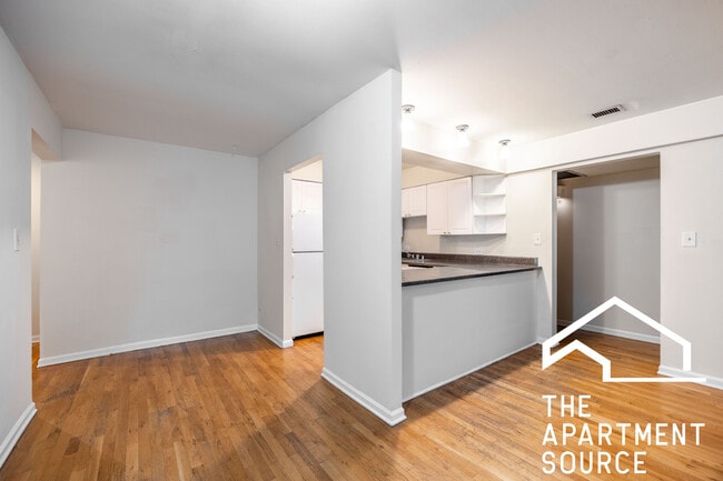 Building Photo - 1225 N La Salle Dr