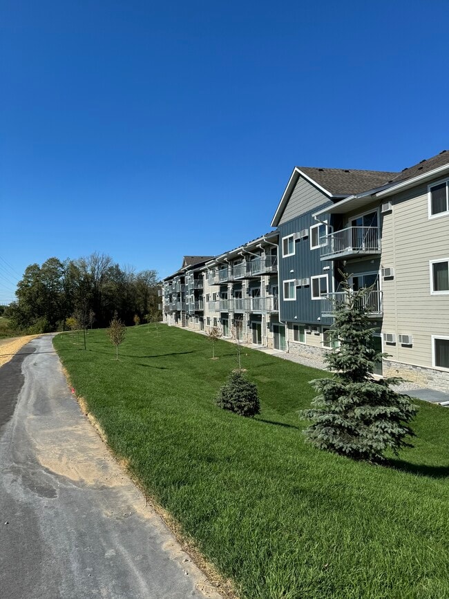 Vista trasera del edificio - Elm Creek Commons