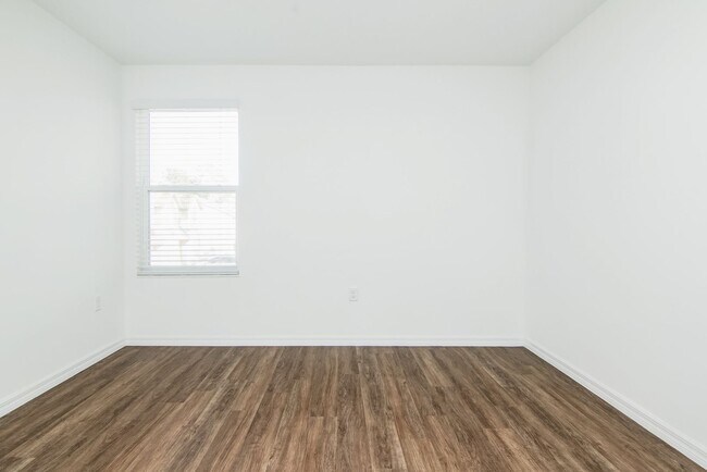 Foto del edificio - MOVE IN BY 6/30 and RECEIVE 2 WEEKS OFF YO...