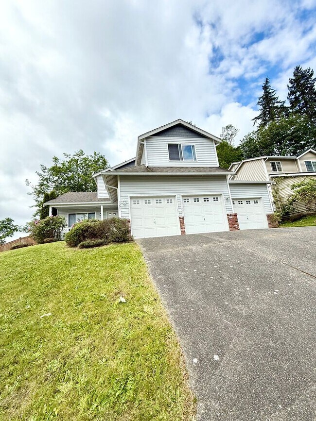 Foto del edificio - 5 Bedroom home in East Bremerton.