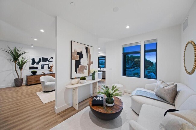 Building Photo - 120 Dahlia Dr