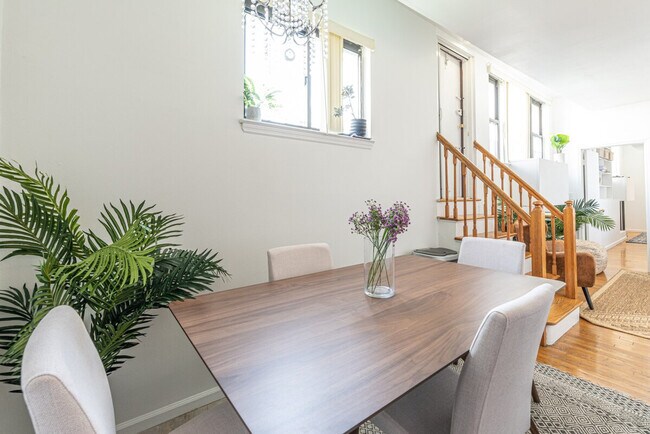 Building Photo - 735 10th Ave