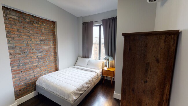 Foto del edificio - ROOM ONLY in 4-bed/2.0-bath Home