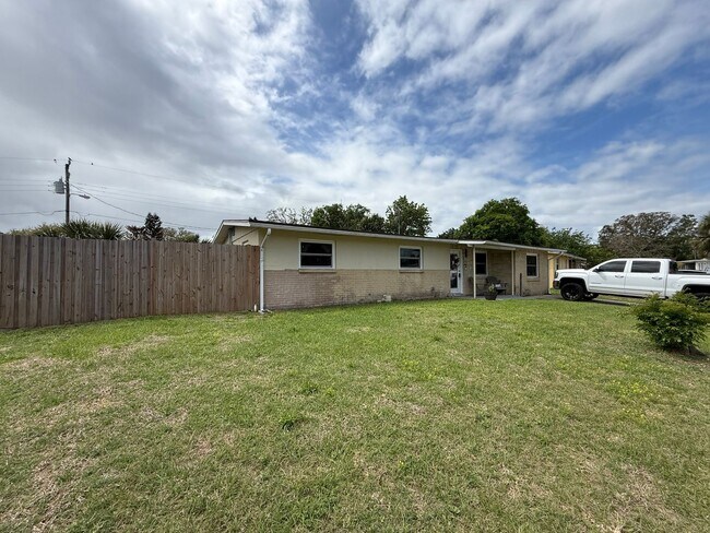 Building Photo - Spacious 4-bedroom, 2-bath pool home