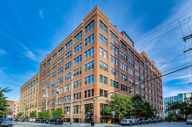 Building Photo - 913 W Van Buren St