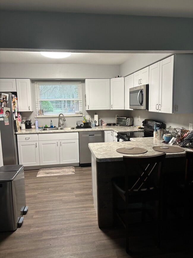 Building Photo - 806 E Sylvan Ave