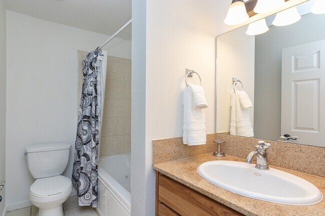 Foto del edificio - Fully Furnished Two Bedroom Condo Available Now!