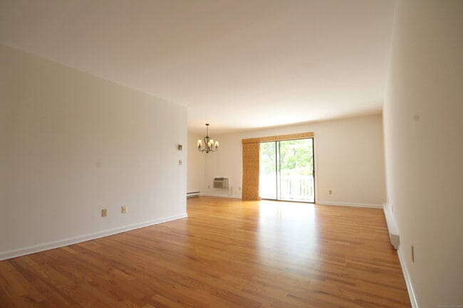 Building Photo - 180 Glenbrook Rd