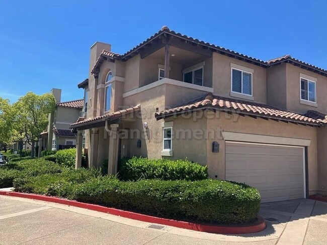 Building Photo - ***Beautiful Like-New 2 bed / 2.5 bath / 1...