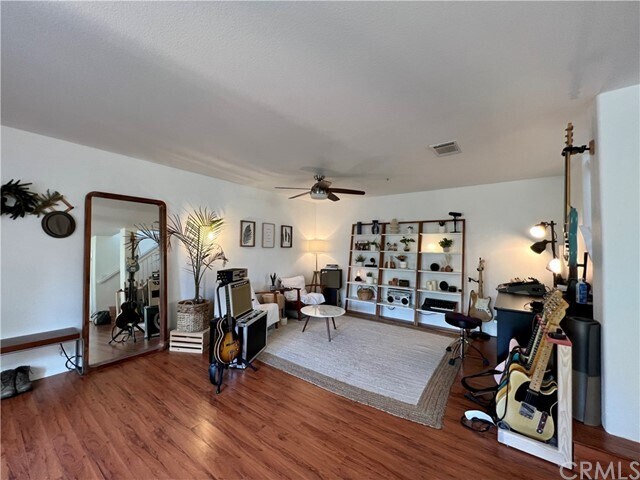 Foto del edificio - 1050 Harbor Heights Dr