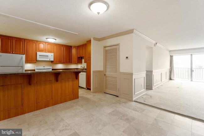 Building Photo - 1300 Army Navy Dr