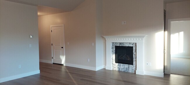 Foto del edificio - Beautiful Brand New 3 bedroom, 2 bath in C...