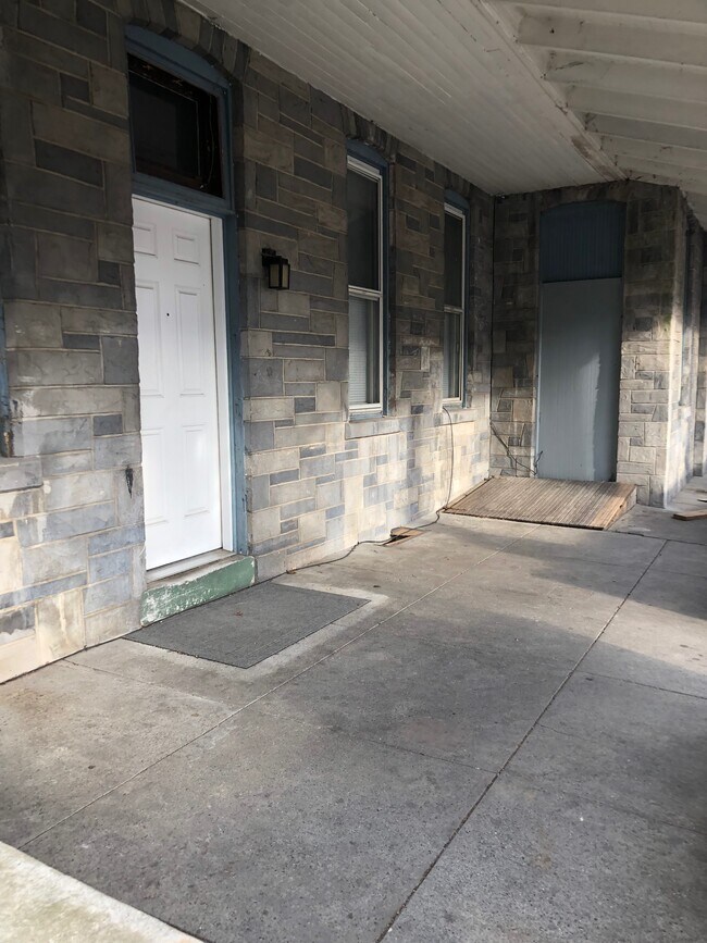 porch - 471 Manor St
