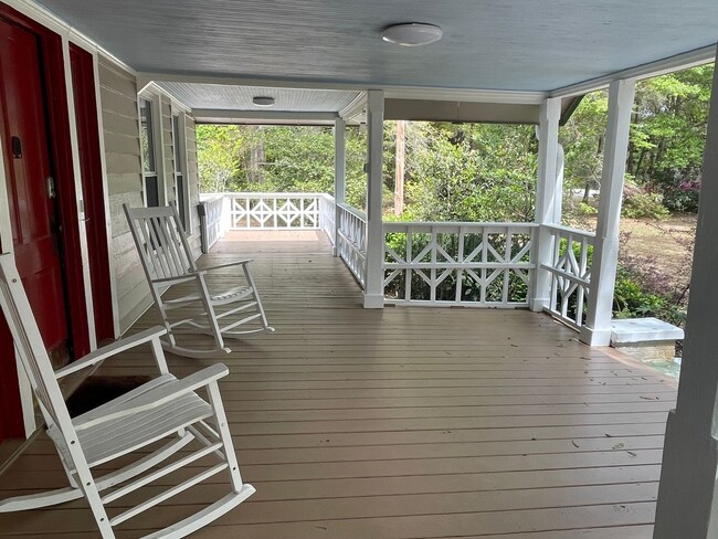 Building Photo - 3 Bedroom Single Family Home Large Garage ...