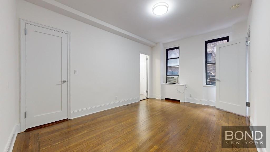Building Photo - 140 E 46th St