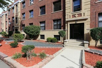 Building Photo - 842 W Waveland Ave