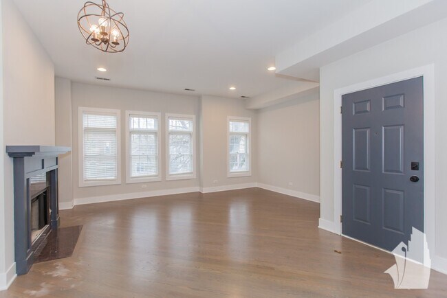 Foto del edificio - 2737 N Wayne Ave