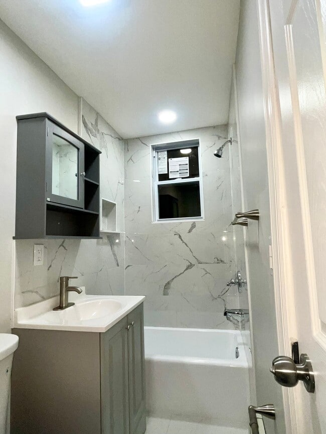 Building Photo - 364 River Dr