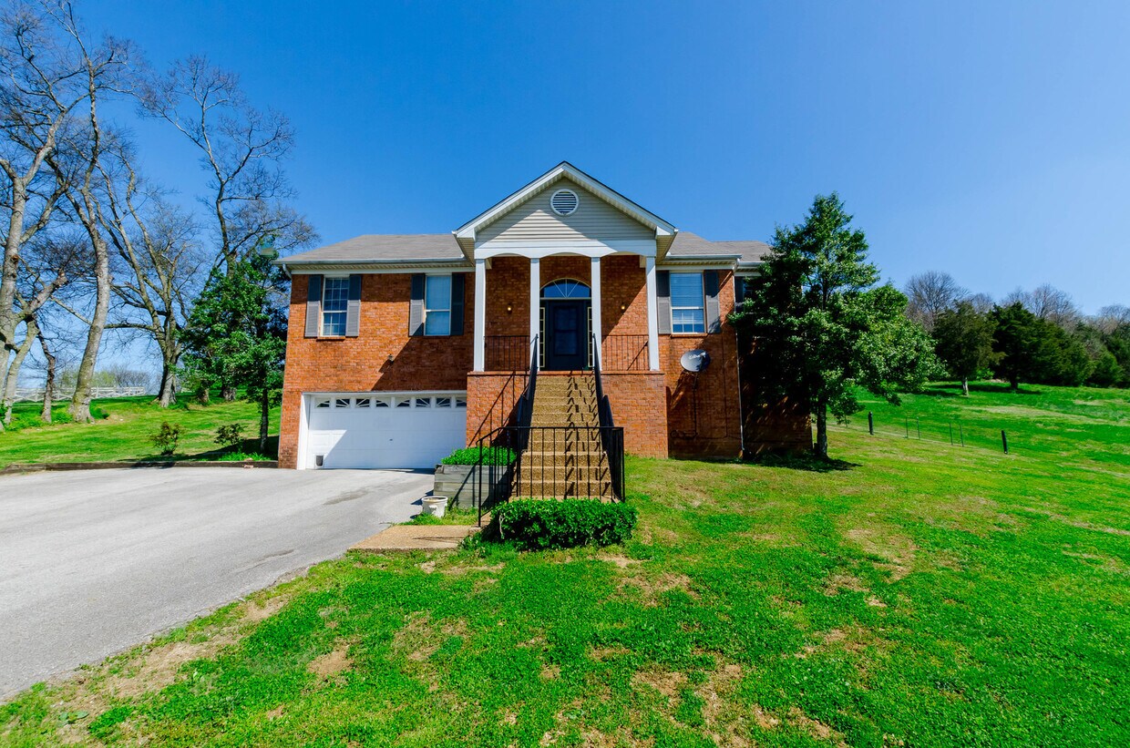 Primary Photo - Spacious 3 Bed/3 Bath, 2 Car Garage, Renta...
