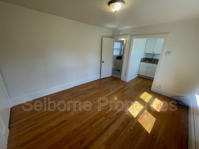 Building Photo - 546 Merrimac St