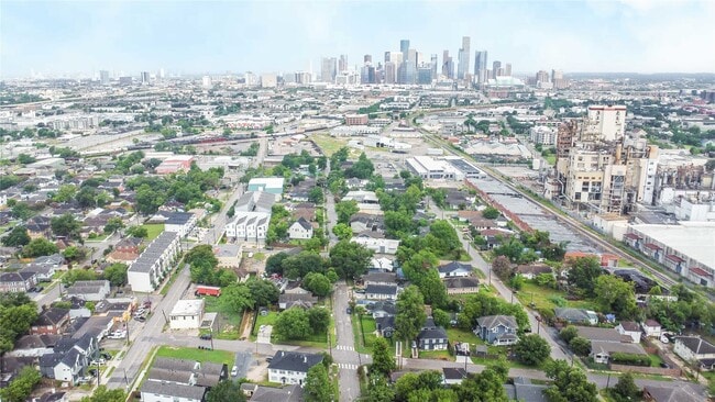 Building Photo - 903 Oakhurst St