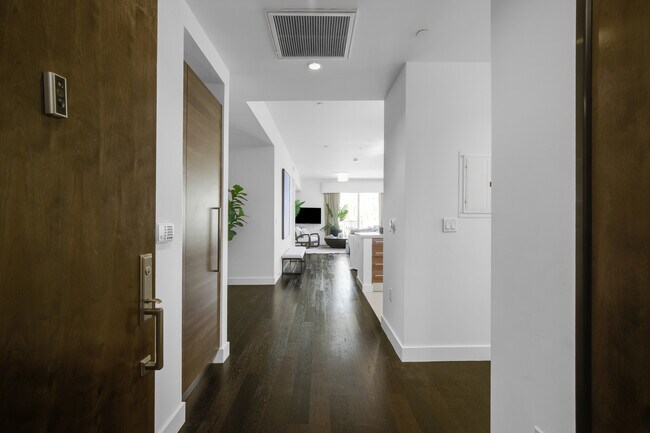 Building Photo - 855 Croft Ave
