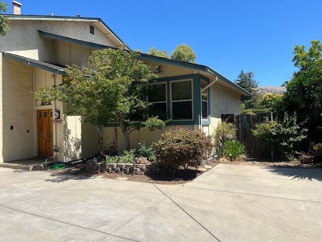 Foto del edificio - Beautiful East Foothills San Jose Home with Spacious Layout, Large Lot & Prime Location!