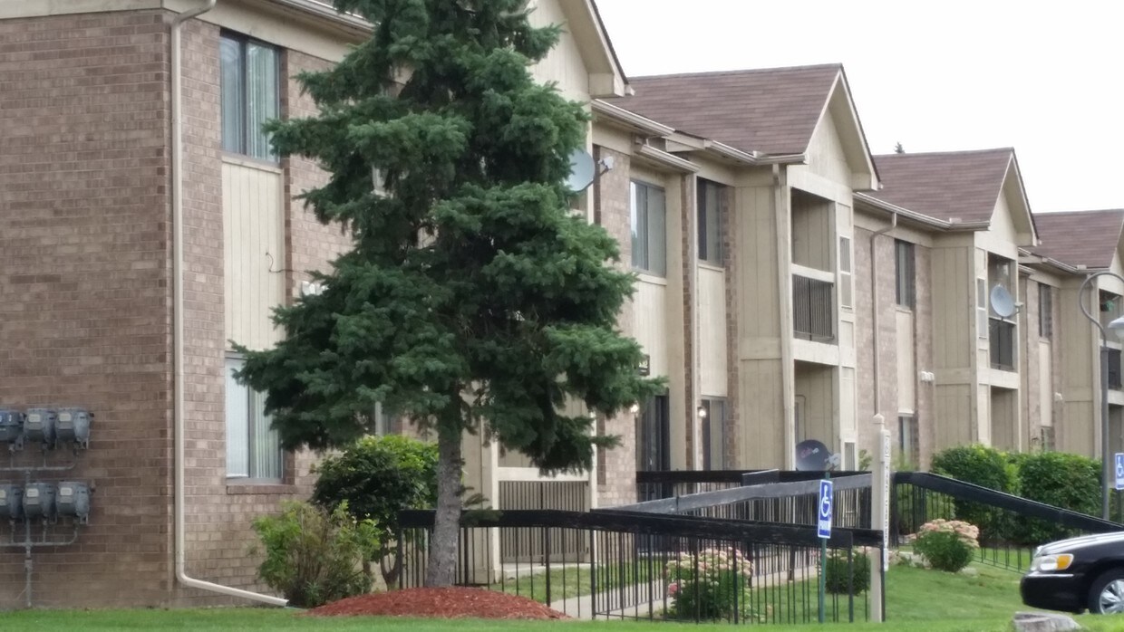 Sandhurst Apartments Apartments 30582 Sandhurst Dr Roseville, MI