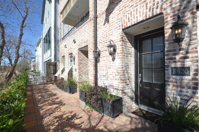Foto del edificio - 8620 Emnora Ln