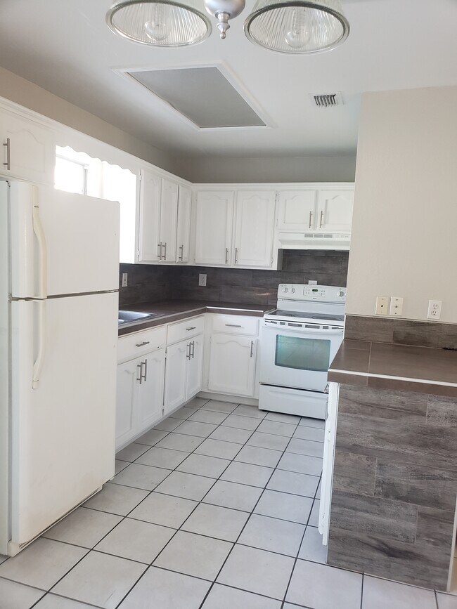 Building Photo - 1105 Lexington Cir