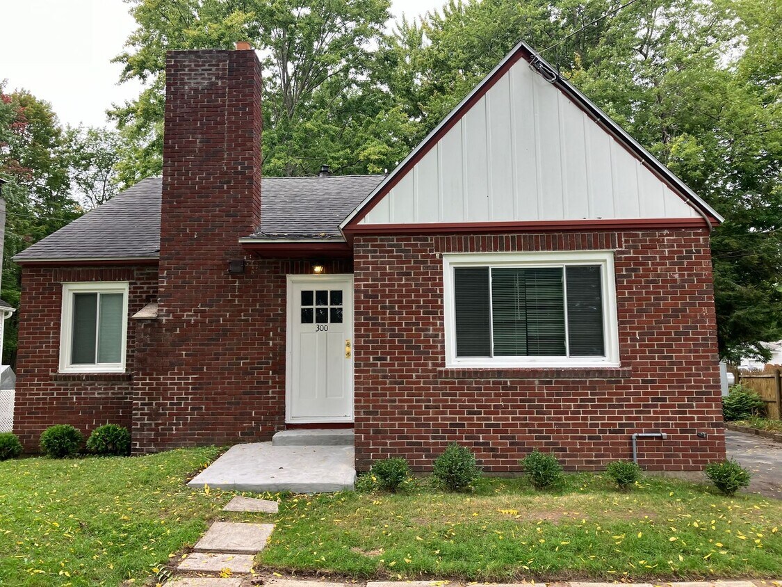 Primary Photo - Spacious 4bed, 2.5 bath classic brick home