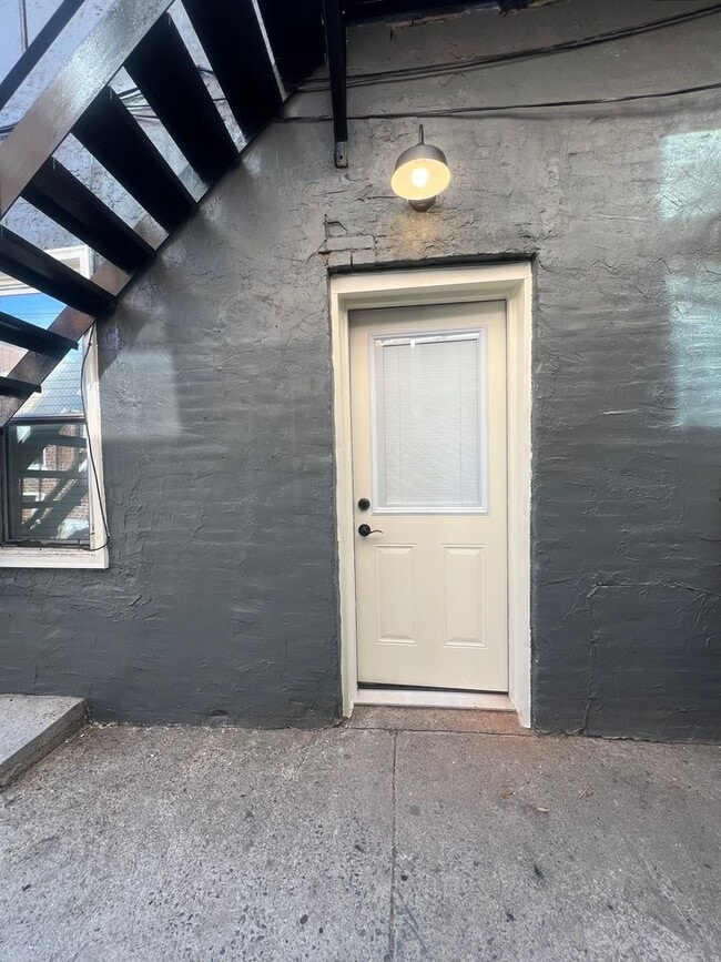 Building Photo - 207 W King St