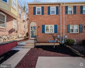 Building Photo - 712 Woodlawn Ave