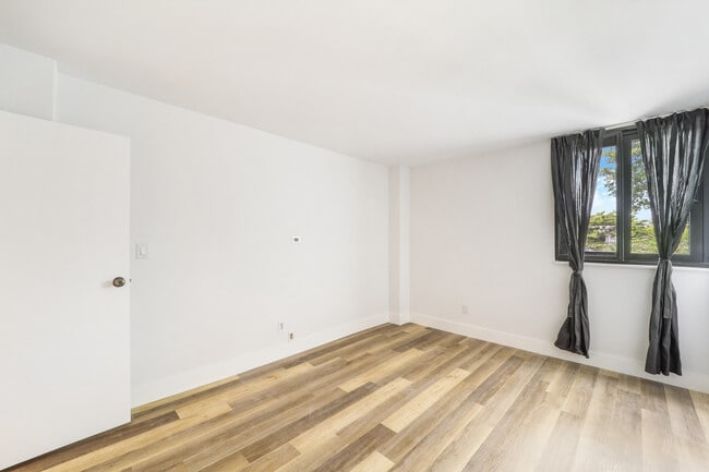 Building Photo - 2715 Tigertail Ave