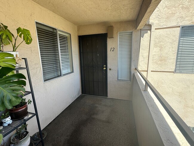 Building Photo - 2 Bedroom 2nd Floor Unit