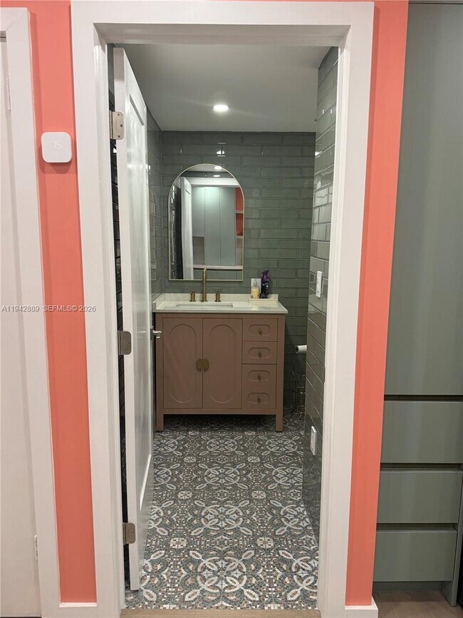 Building Photo - 2899 Collins Ave