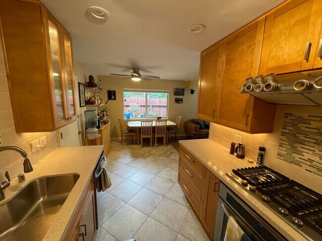 Foto del edificio - WELL MAINTAINED SINGLE STORY HOME WITH SOL...