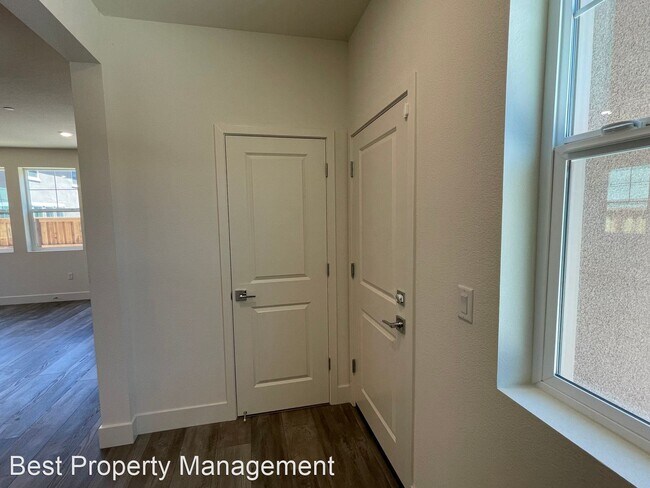 Building Photo - 4 br, 3 bath House - 2101 Daimler St