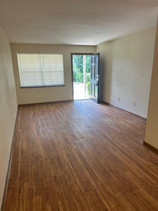 Building Photo - 324 S Lipona Rd