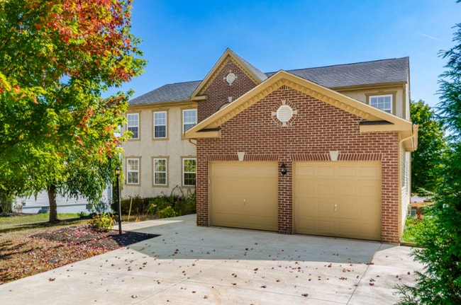 Building Photo - 3902 River's Run Dr