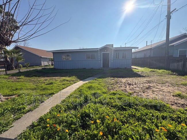 Building Photo - 856 W Chestnut St