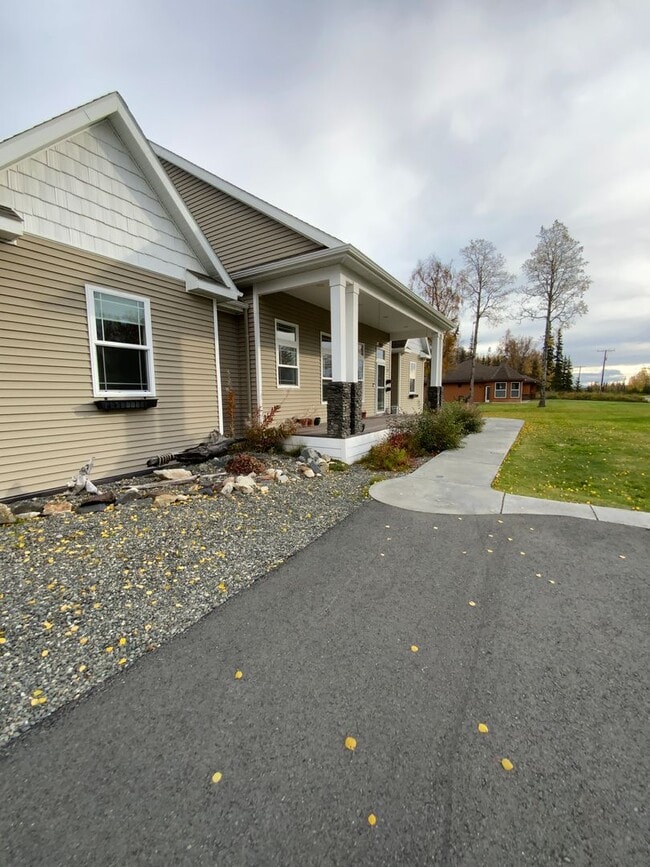 Building Photo - LONG TERM CUSTOM RANCH HOME