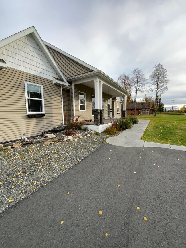 Foto del edificio - LONG TERM CUSTOM RANCH HOME