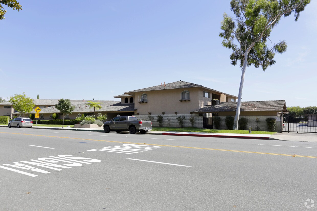 1092 E Main St, Tustin, CA 92780 Apartments in Tustin, CA