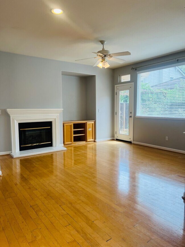 Foto del edificio - NORTH SAN JOSE - Spacious two story home w...