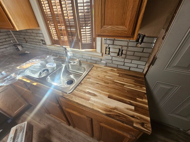 Building Photo - Renovated Townhome MInutes from Uptown Cha...