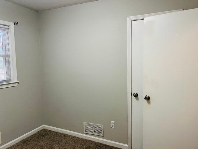 Building Photo - Newly renovated! Located in a quiet neighb...