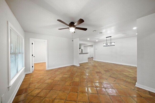 Foto del edificio - Charming Home Awaits: Spacious & Modern Li...